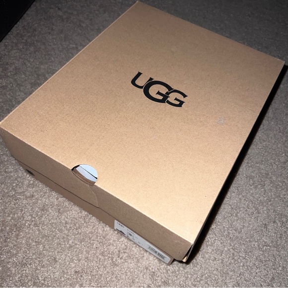 UGG Fluffita - Picture 9 of 11